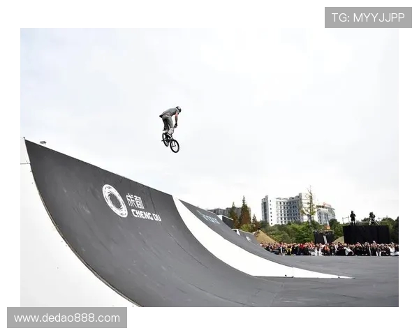 武汉极限运动队在世界滑板锦标赛中以93分稳居积分榜首位 武汉极限运动队在世界滑板锦标赛中以93分稳居积分榜首位