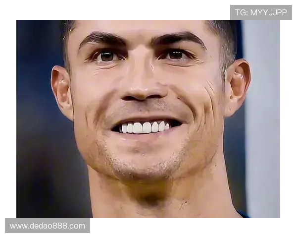 球迷疯狂冲入场内成功抢夺C罗球衣引发热议 球迷疯狂冲入场内成功抢夺C罗球衣引发热议